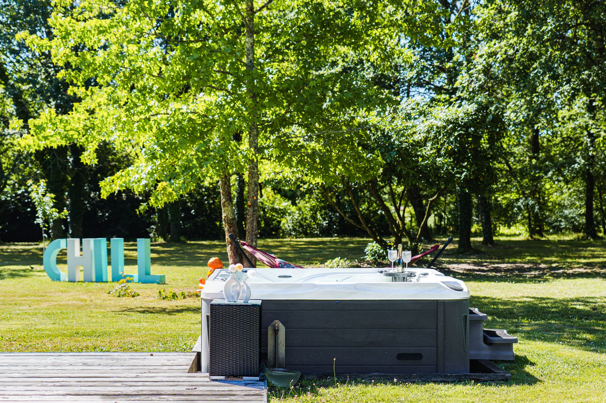 Le parc, le spa et les lettres CHILL dans la lumière de fin de journée